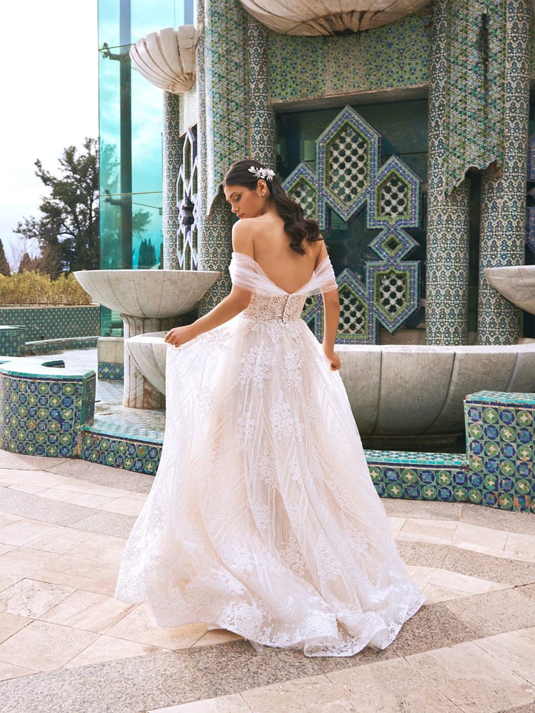 A-line brudekjole med bar ryg og tyl skørt