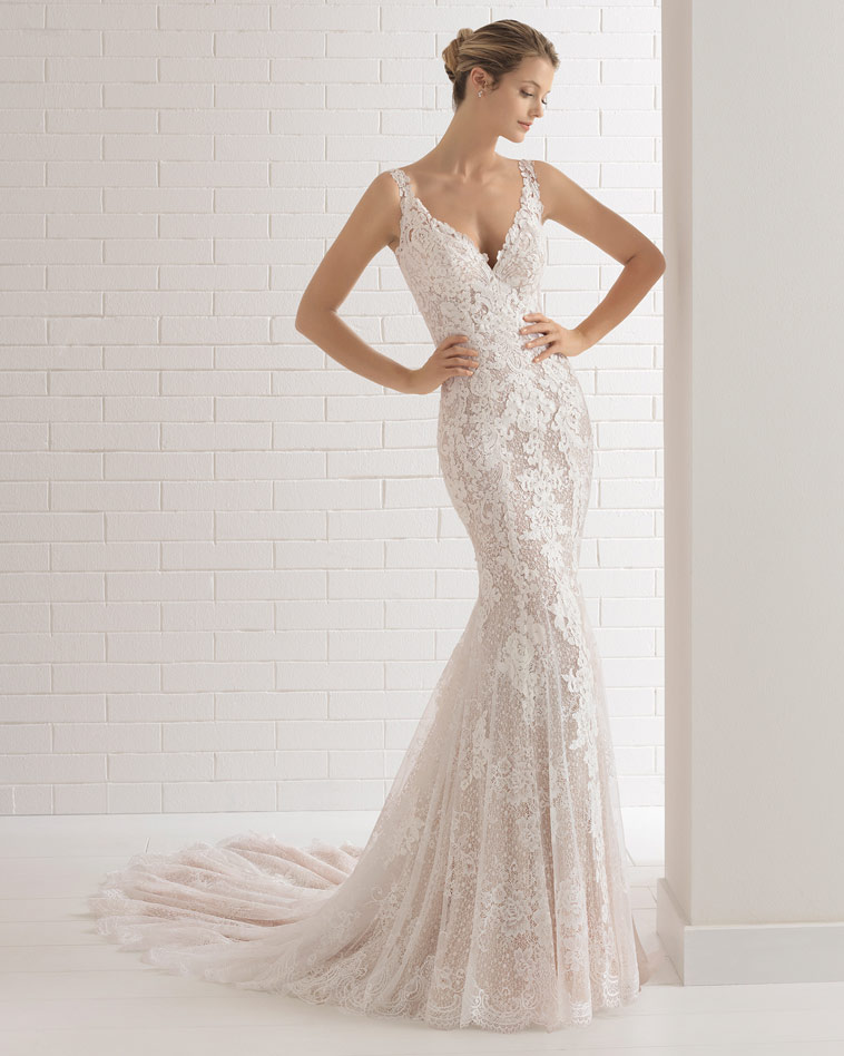 brudekjole med stropper og langt slæb