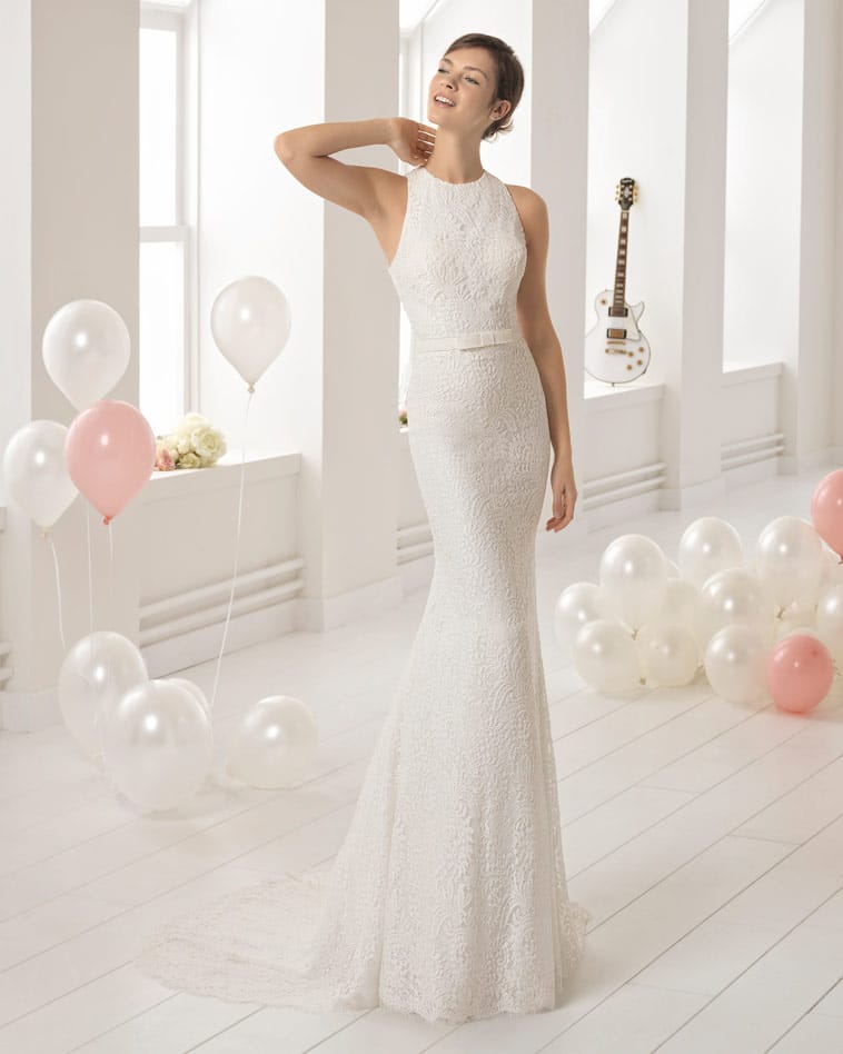 brudekjole med højere hals udskæring