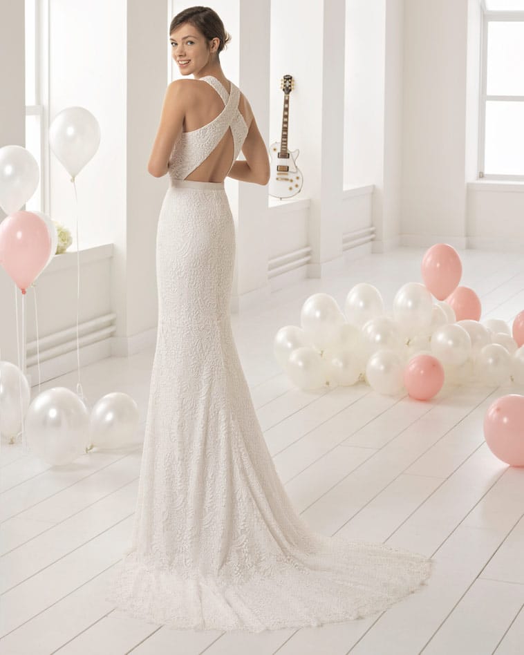 brudekjole med krydsede brede stropper på ryggen