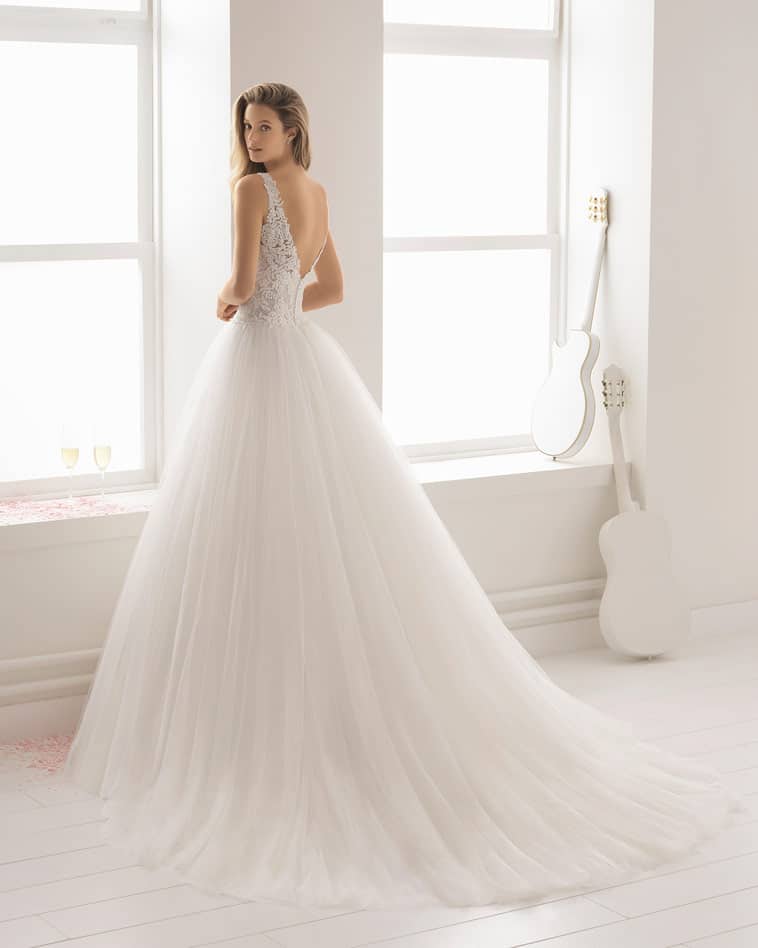 brudekjole med stort tyl skørt