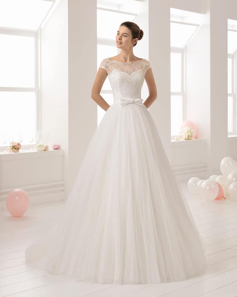 brudekjole med bådudskæring