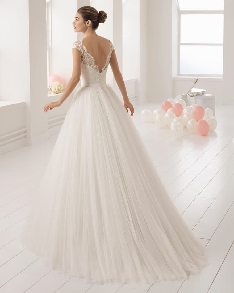 brudekjole med v udskæring på ryg