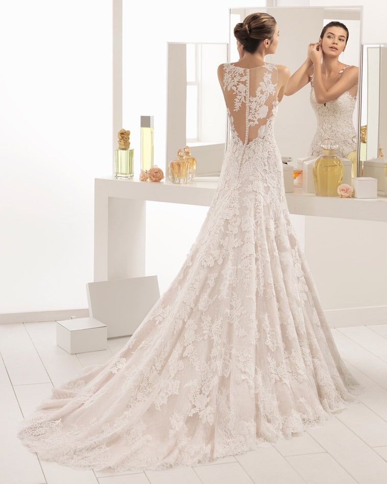 brudekjole med langt slæb