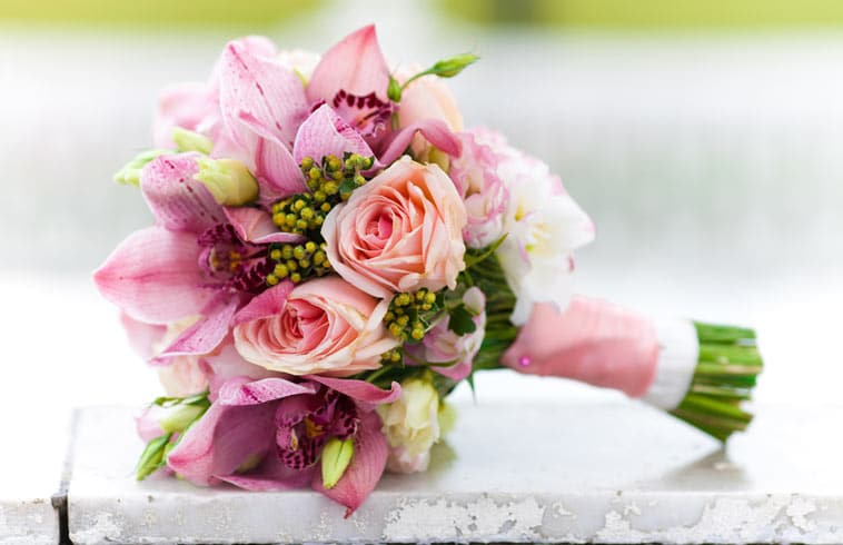 brudebuket i rosa farver