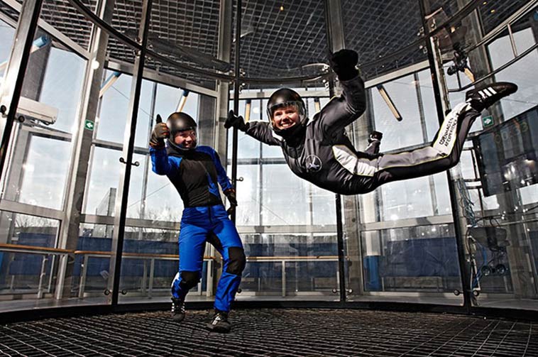 pige tester bodyflight i vindtunnel