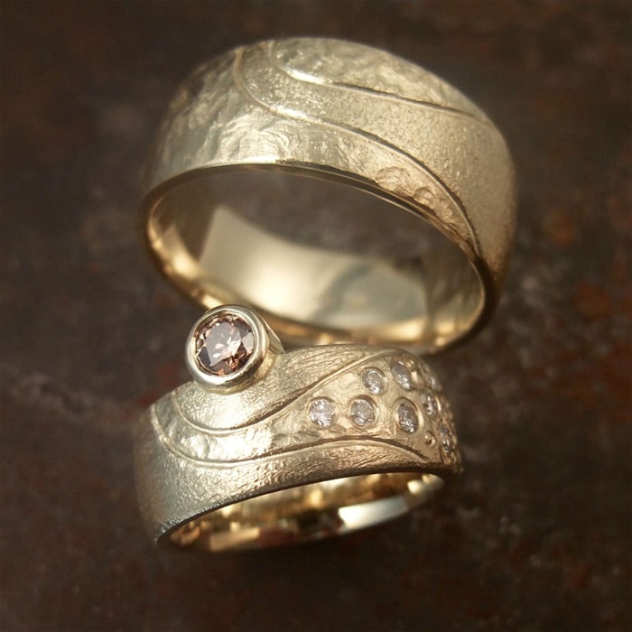 brede vielsesringe guld rustik overflade