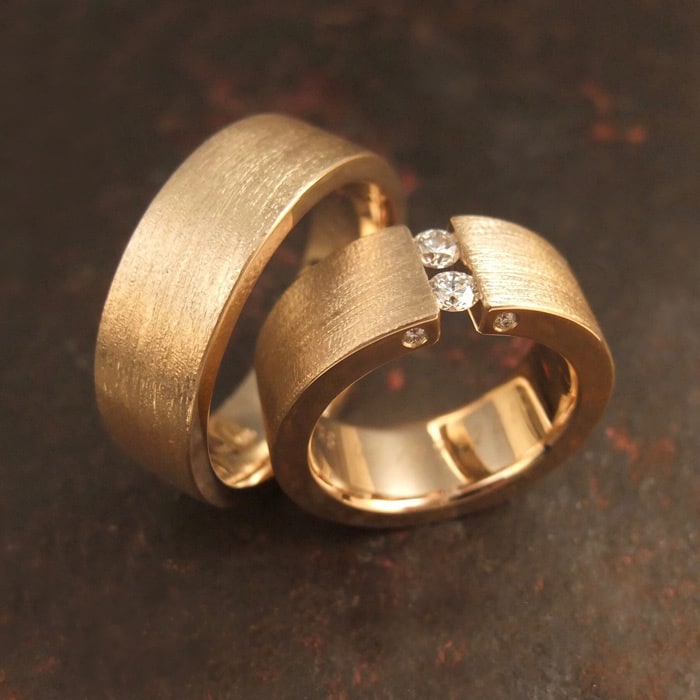 brede vielsesringe svævende diamant damering