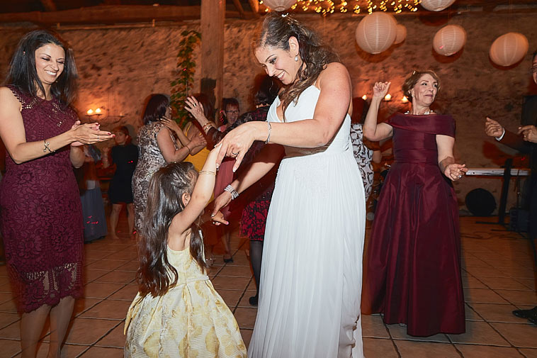 brud-danser-med-brudepige