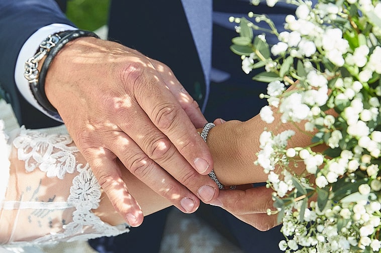 brud-får-armbånd-på