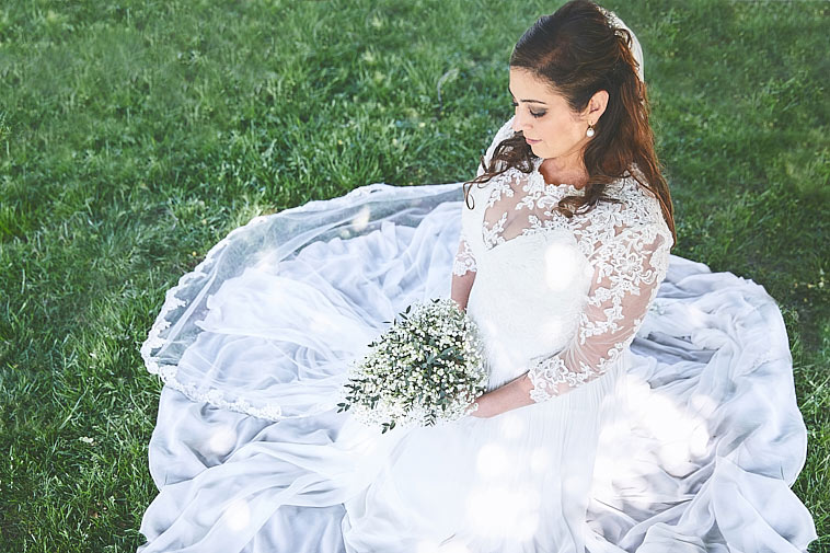 brud-sidder-i-græsset