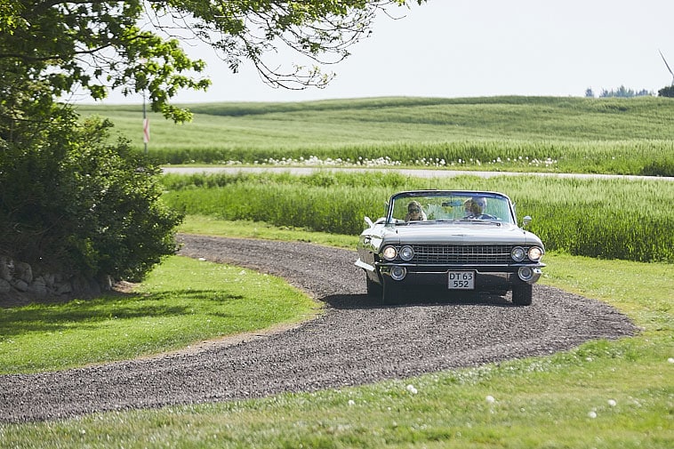 brudepar-ankommer-i-bil