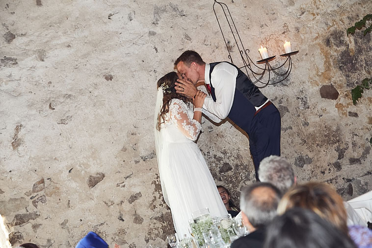 brudepar-kysser-på-stol