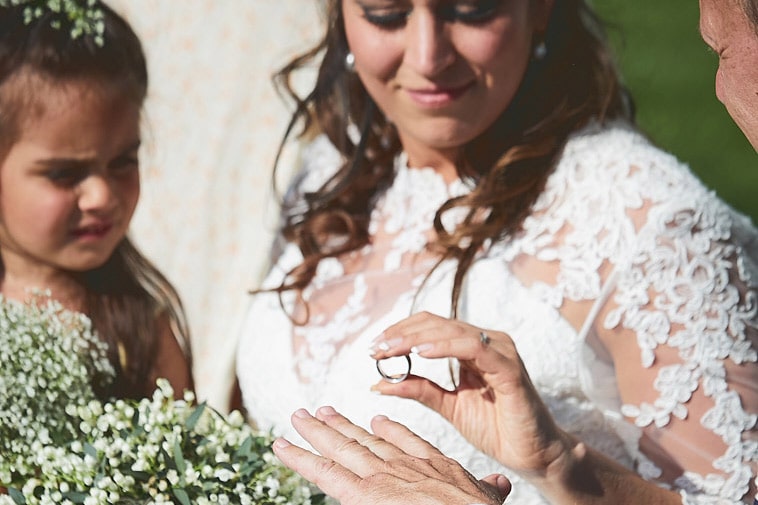 brudgom-får-ring-på