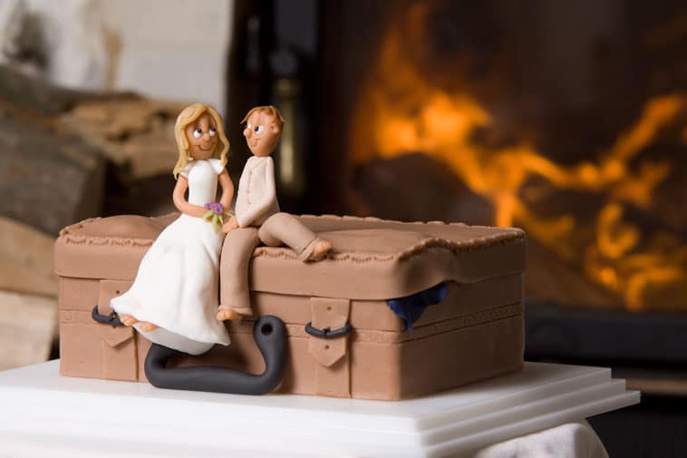 bryllupskage topfigur udformet som kuffert og rejsende par