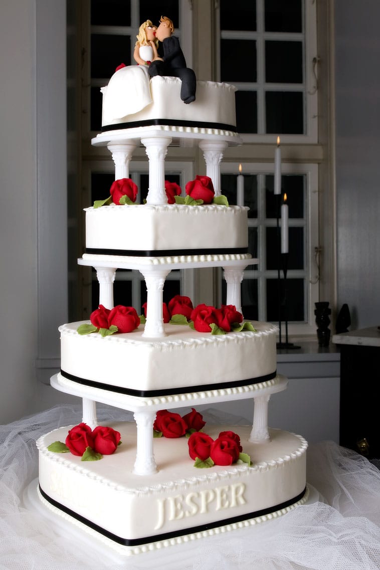 etage bryllupskage med røde roser