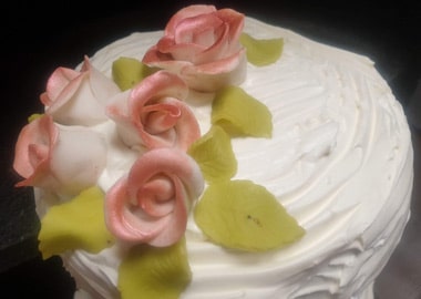 Hvid bryllupskage med marcipan roser