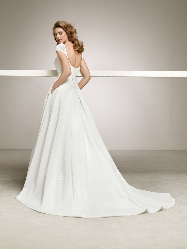 brudekjole med afrundet ryg udskæring