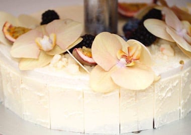 Bryllupskage med frugt or orkideer