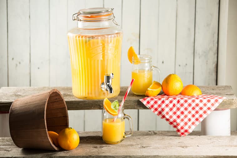 Drinks dispenser med appelsin saft