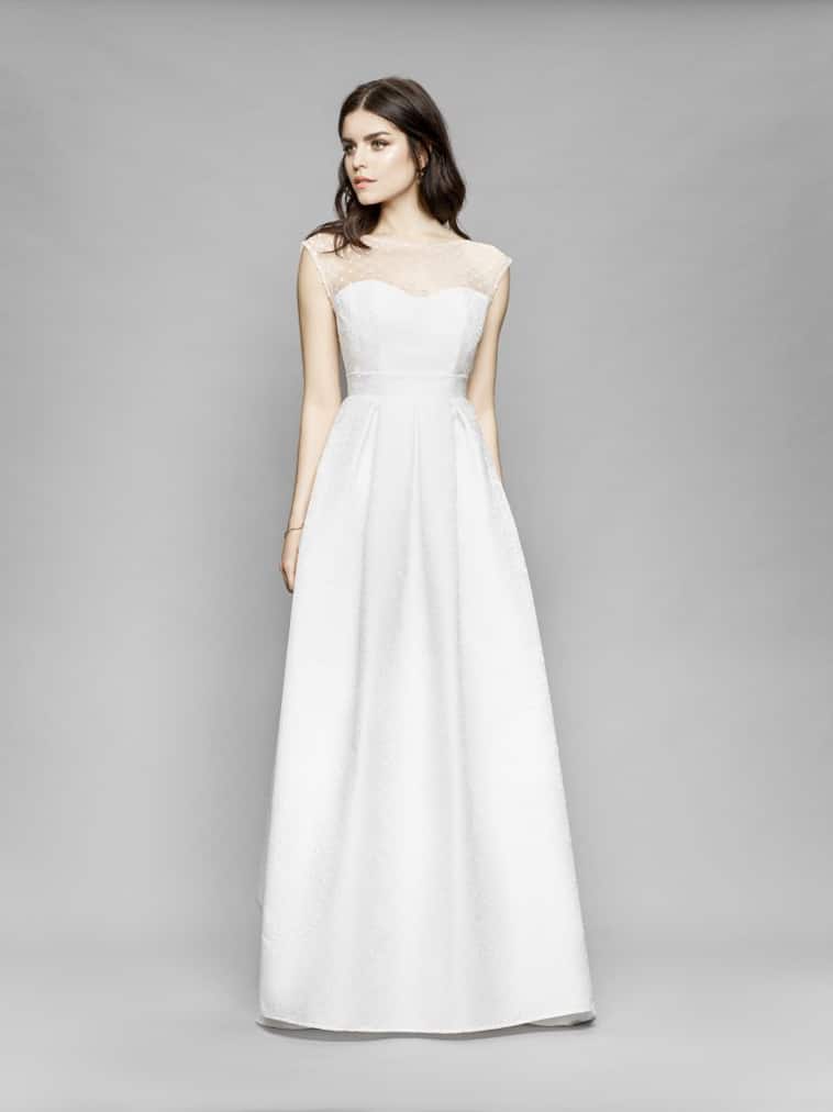 brudekjole med bælte og hjerteudskæring