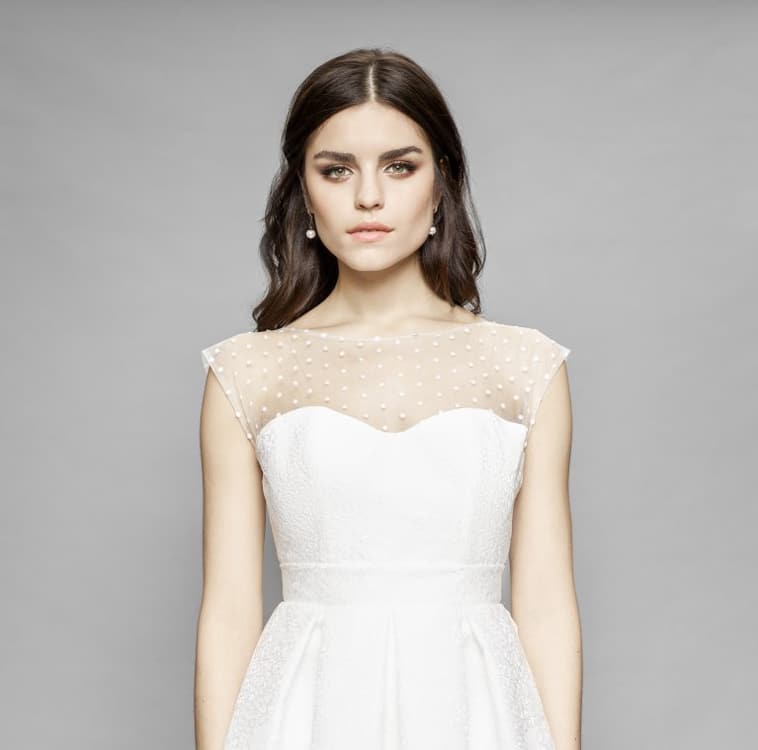 overdel på brudekjole med hjerteudskæring og gennemsigt tyl