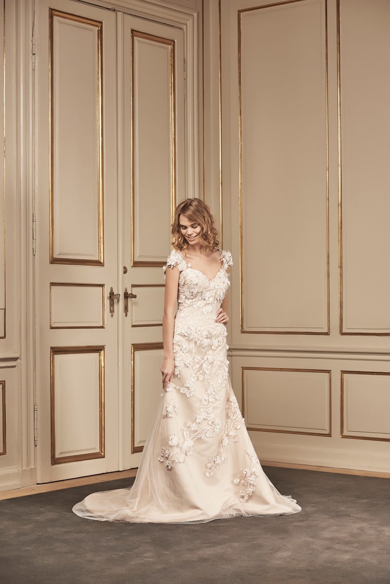 brudekjole med blonde stropper