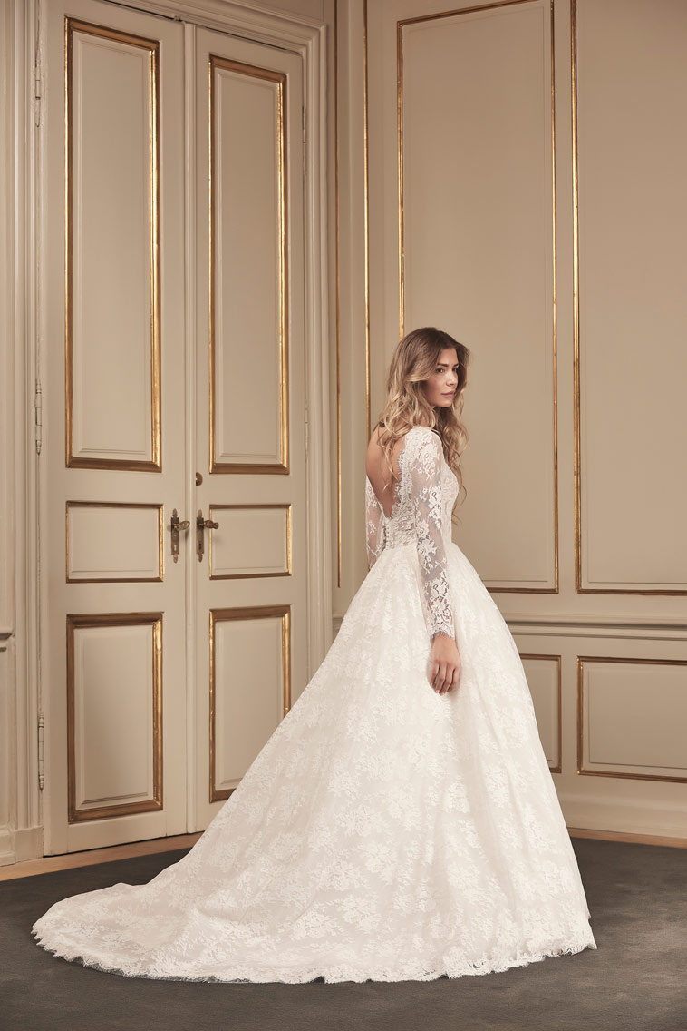 brudekjole med lange blonde ærmer