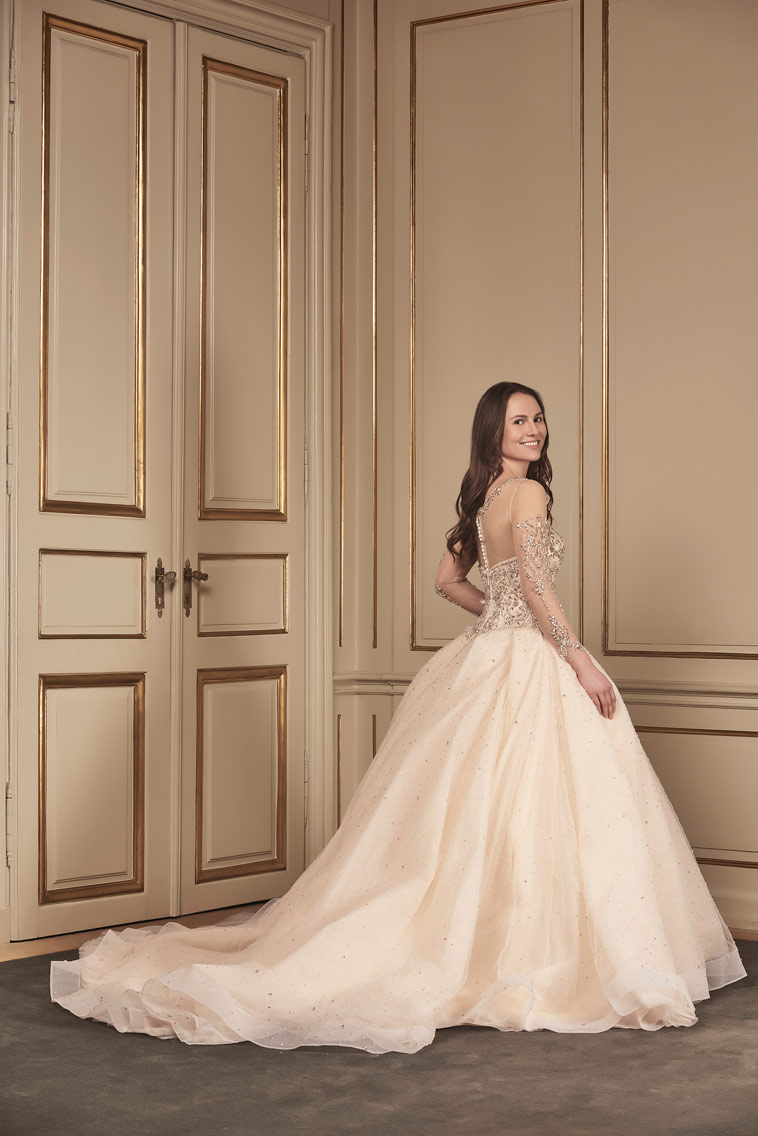 brudekjole med stort skørt