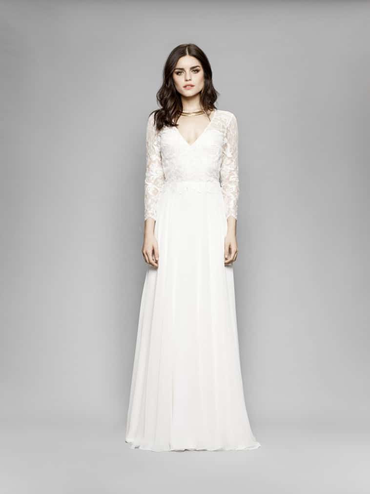 brudekjole med v hals og lange ærmer