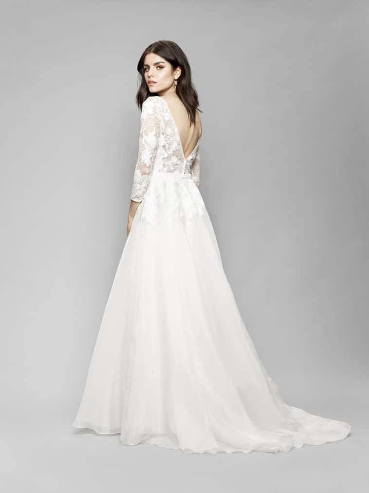 brudekjole med v udskæring på ryggen