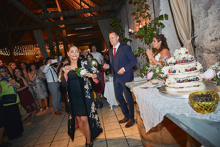 kvinde-danser-med-kniv