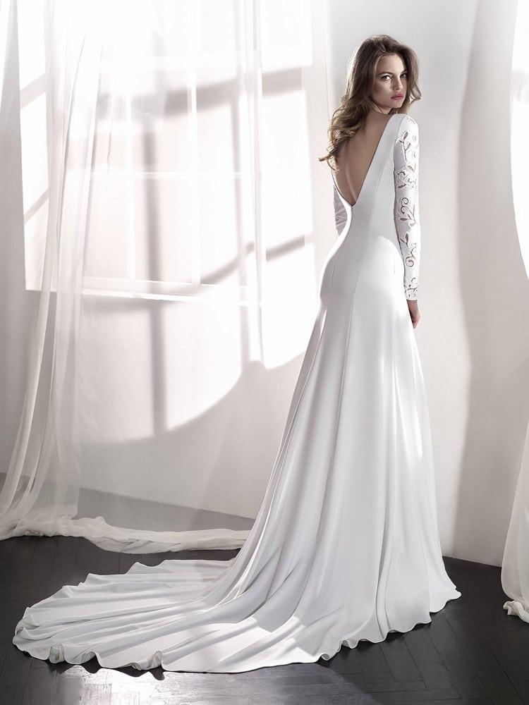 brudekjole med v udskæring