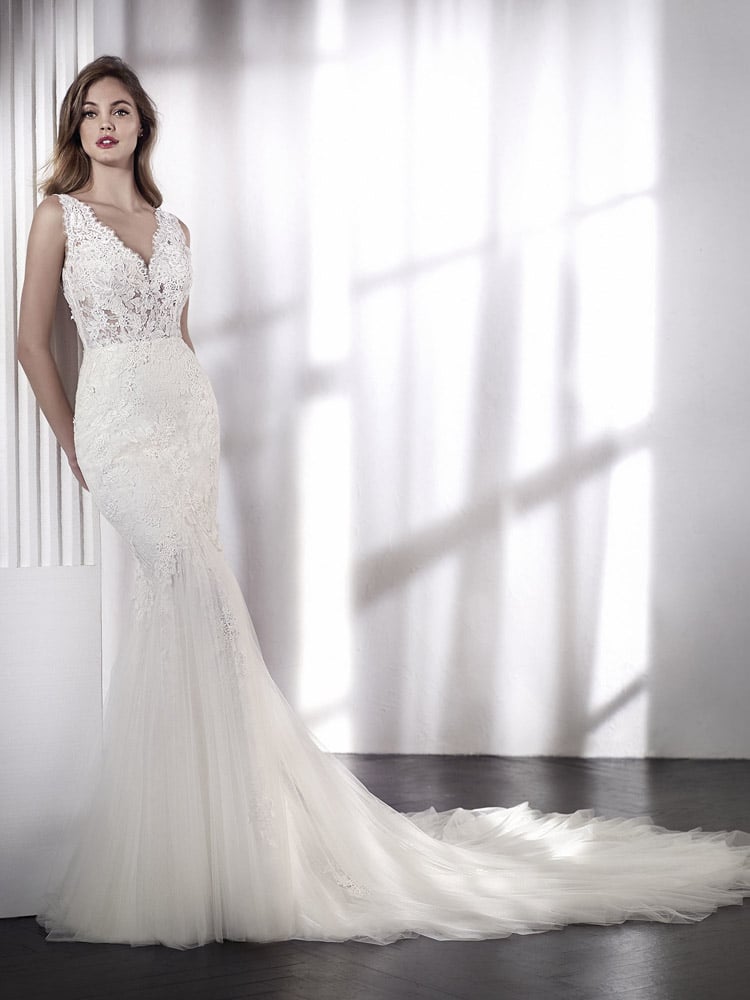 brudejkjole med v hals