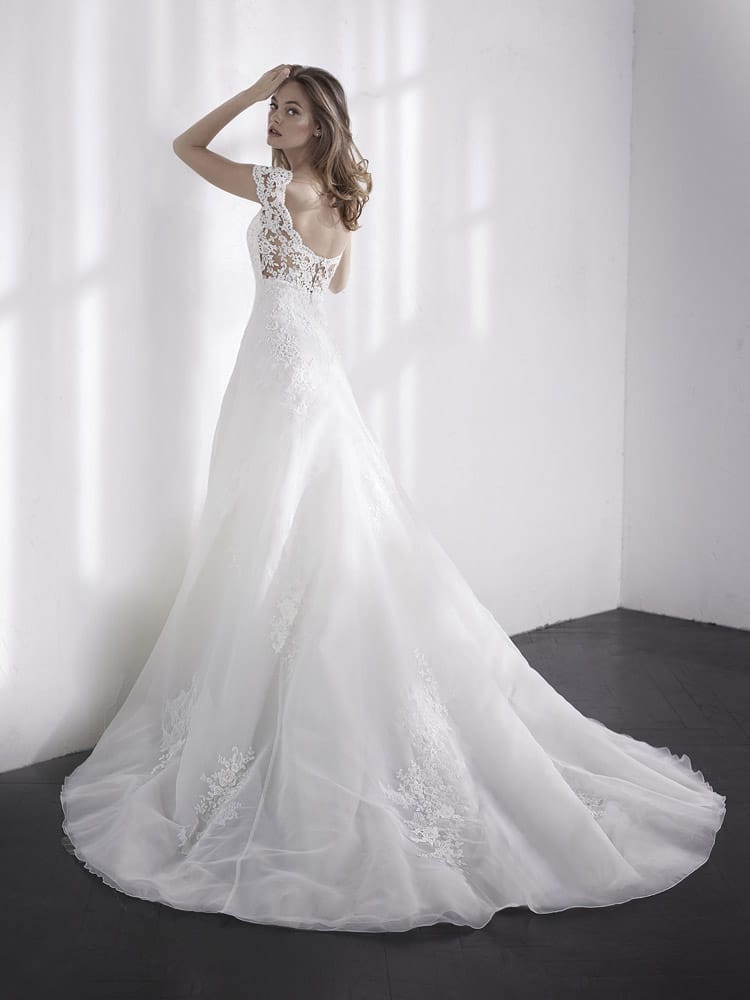 brudekjole med blonde ryg