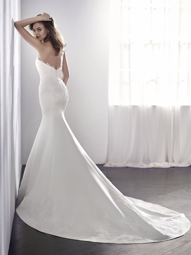 brudekjole med v udskæring ryg