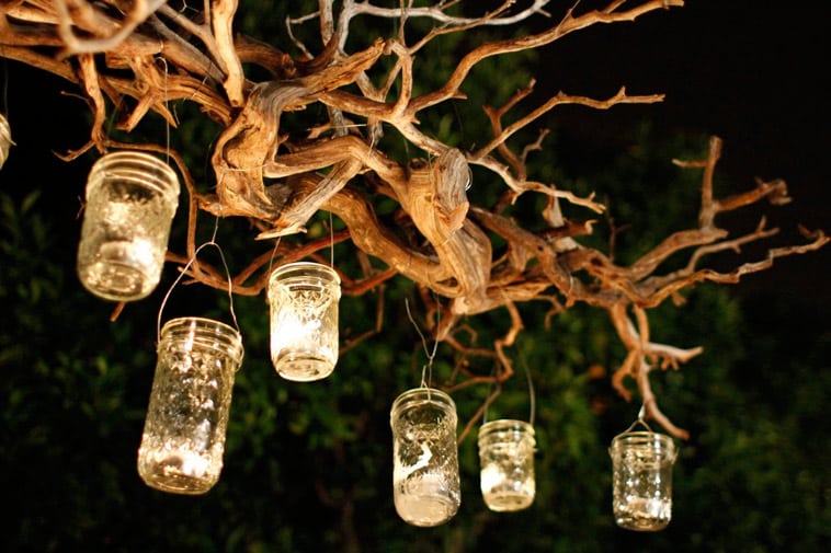 lys hænger fra træ