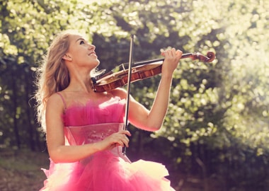 Kvinde spiller violin