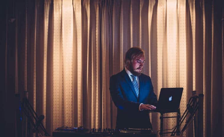 DJ til bryllup spiller musik 