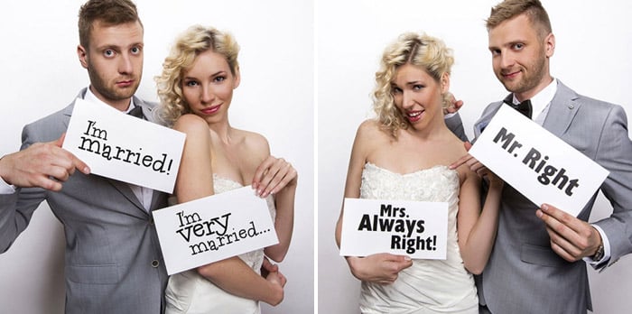 brudepar i photobooth med skilte