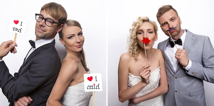 brudepar i photobooth med props