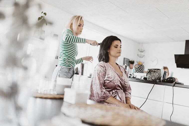 brud får fixet hår