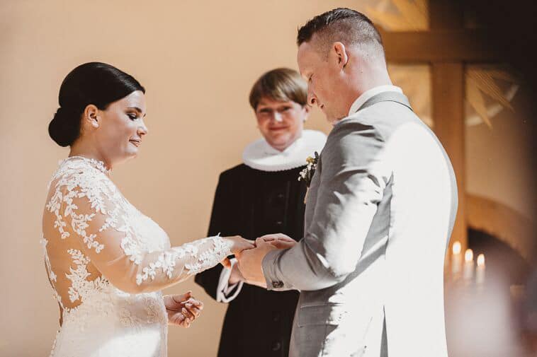 brudepar udveksler ringe
