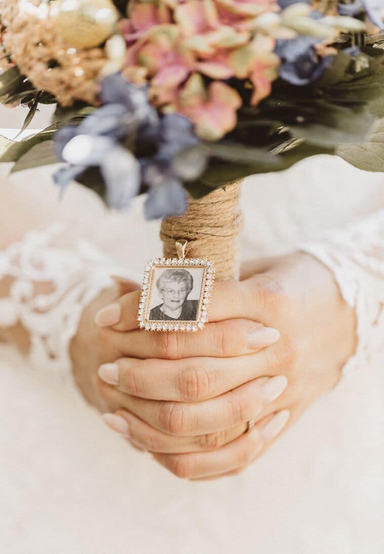 billede af mormor vedhæftet brudebuket