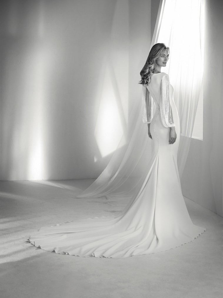 brudekjole med frynse ærmer