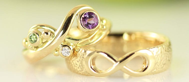 Snoede vielsesringe i guld med sten