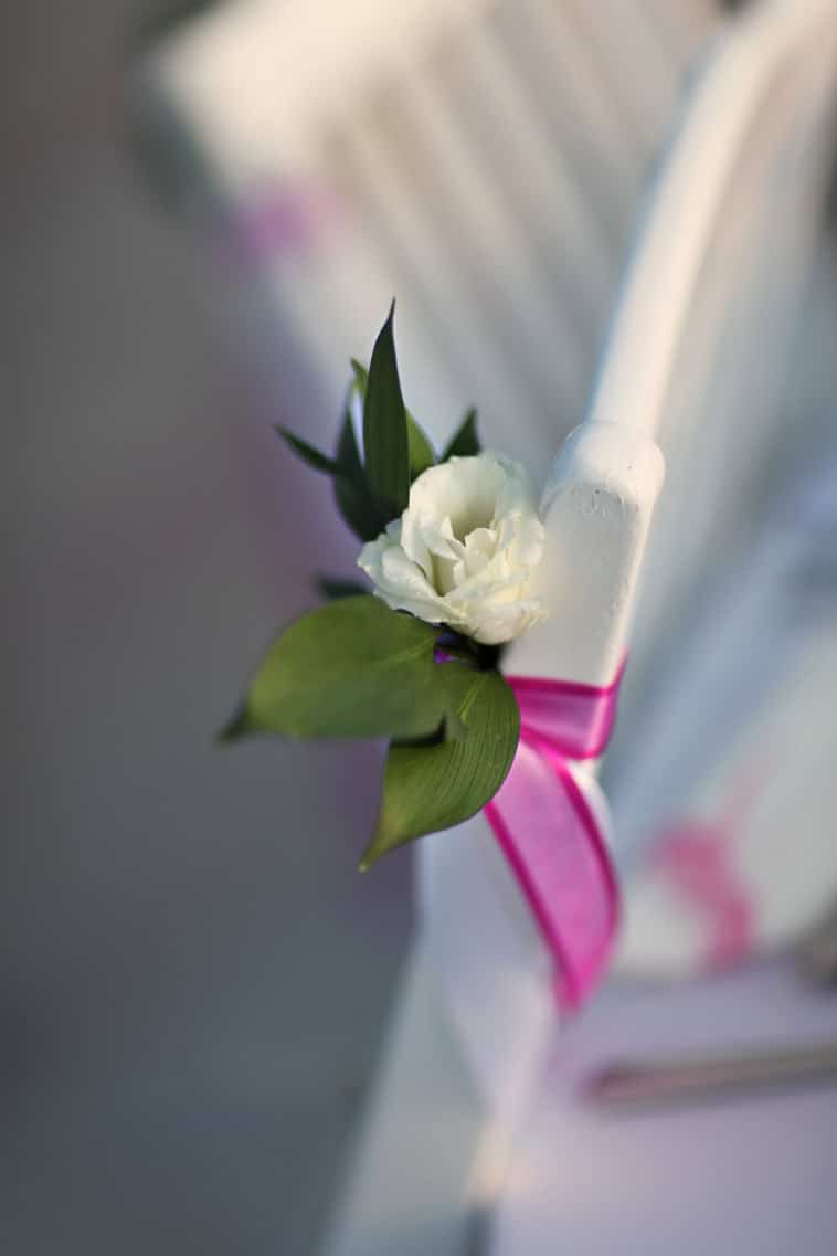 hvid træstol rose bundet med lyserød satinbånd