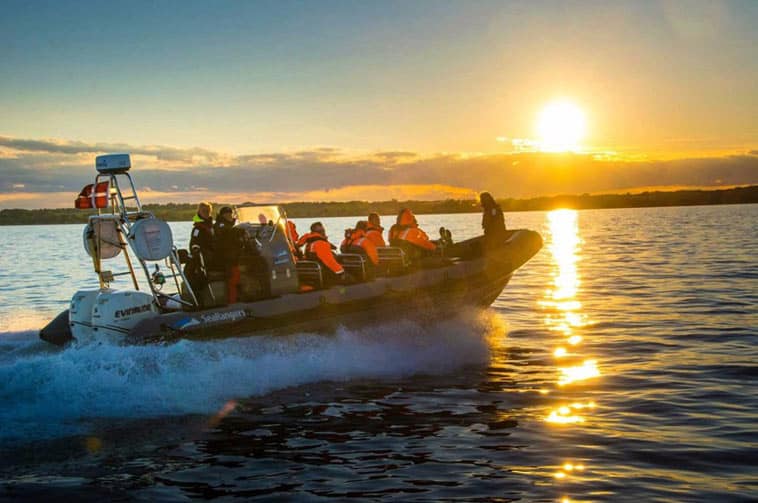 sejlbåd på vandet i solnedgang
