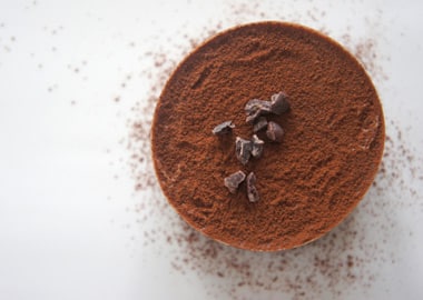 Kage med kakao på toppen