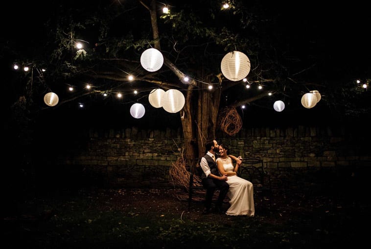 brudepar i mørket med lamper fra træ